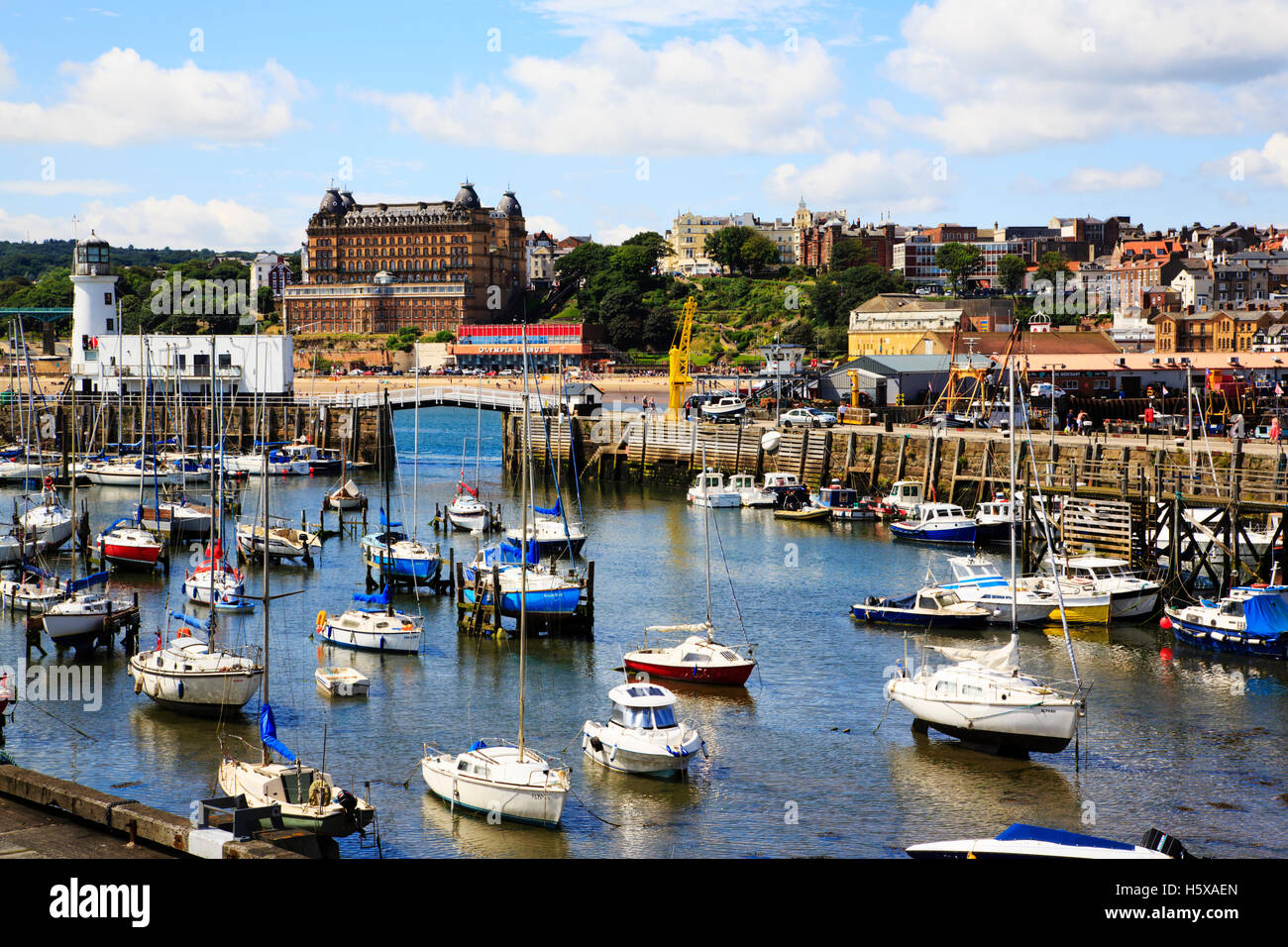 Yachten ankern im Hafen von Scarborough, Yorkshire, England Stockfoto