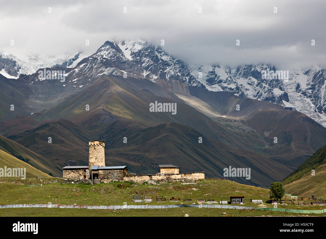 Lamaria Kirche in Ushguli, Georgia. Stockfoto