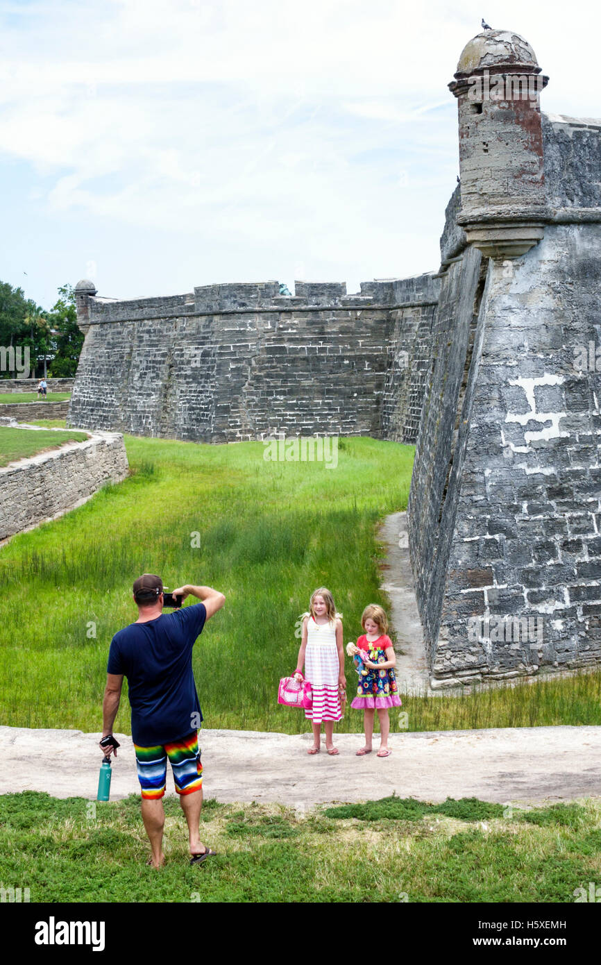 St. Saint Augustine Florida, Castillo de San Marcos National Monument, Wachposten, historische Festung, Familie Familien Eltern Eltern Kinder, Erwachsene, adu Stockfoto