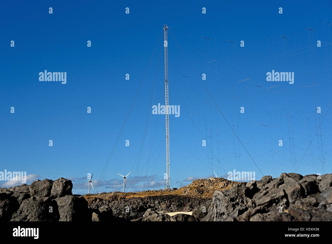 Ein Mast und Infrastruktur von der BBC atlantische Relaisstation auf English Bay auf der Insel Ascension Stockfoto