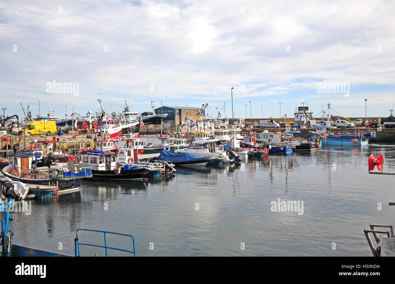 Ein Blick auf die Küstenfischerei Boote Liegeplatz im Hafen von Fraserburgh, Aberdeenshire, Schottland, Vereinigtes Königreich. Stockfoto