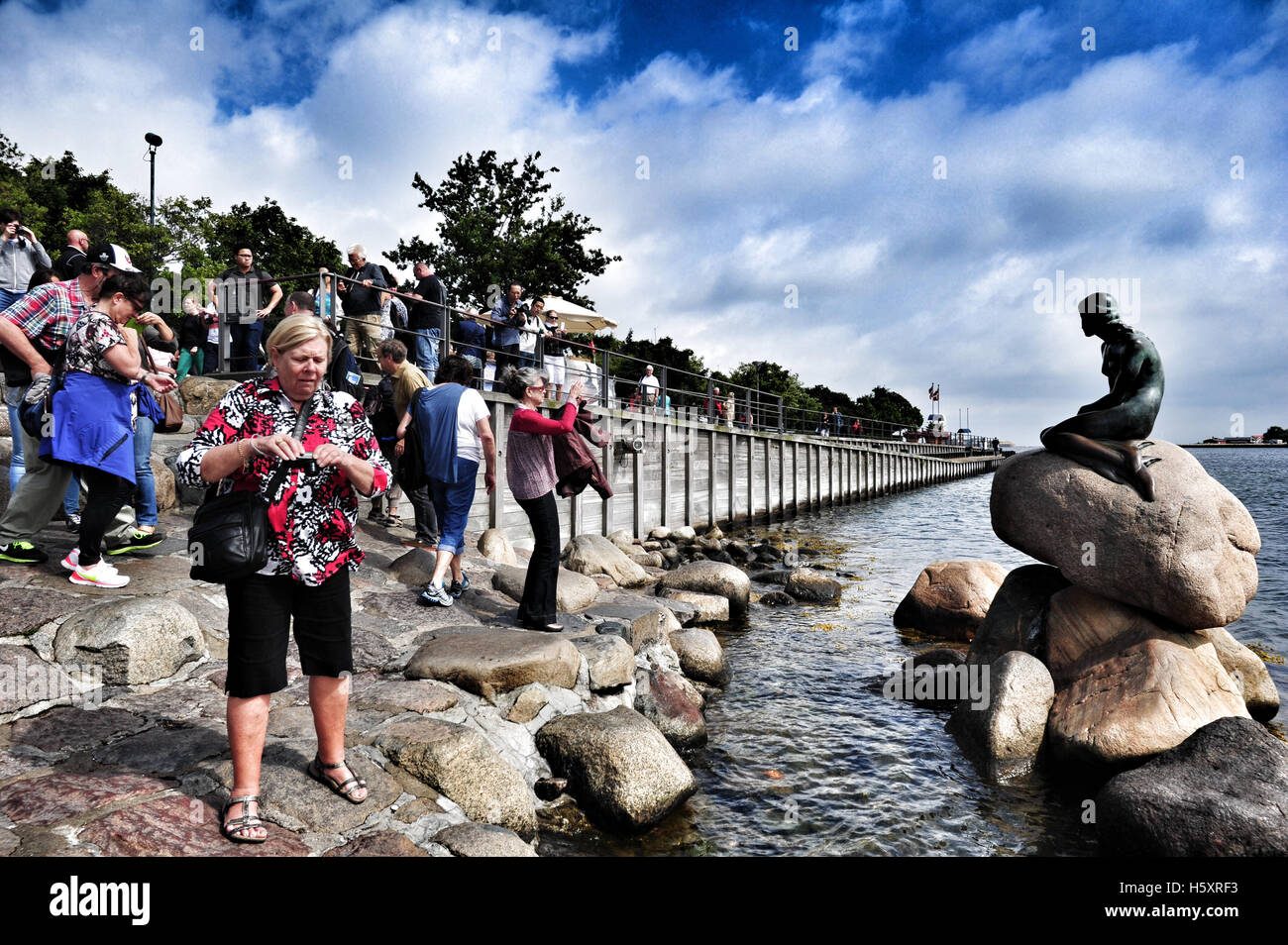 Touristen, die die Bilder von der kleinen Meerjungfrau-Denkmal in Kopenhagen, Dänemark Stockfoto