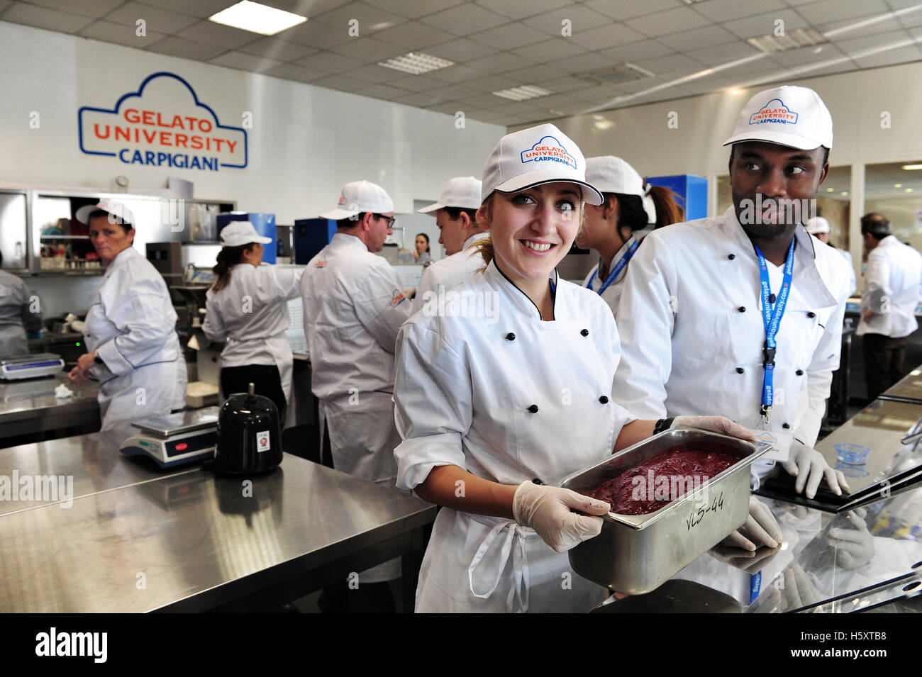 Zwei Schüler stellen mit der Granita, die sie gerade an der Carpigiani Gelato University in Anzola Emilia, Italien vorbereitet haben Stockfoto