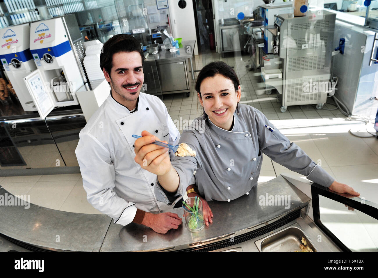 Studentin Simone Esposito, 20, mit Tutor Luisa Elena Fontana an der Carpigiani Gelato University in Anzola Emilia, Italien Stockfoto