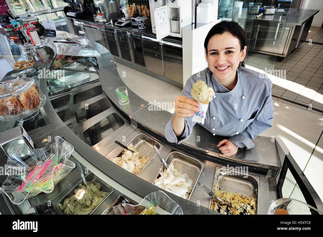 Tutor Luisa Elena Fontana posiert in der Gelateria-Shop am Hauptsitz Carpigiani in Anzola Emilia, in der Nähe von Bologna. Stockfoto