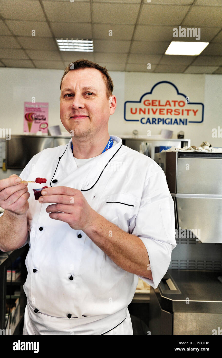 Ein Student bekommt das Sorbet schmecken, die, das er gerade am Ende des praktischen Unterrichts an der Carpigiani Gelato University vorbereitet hat Stockfoto