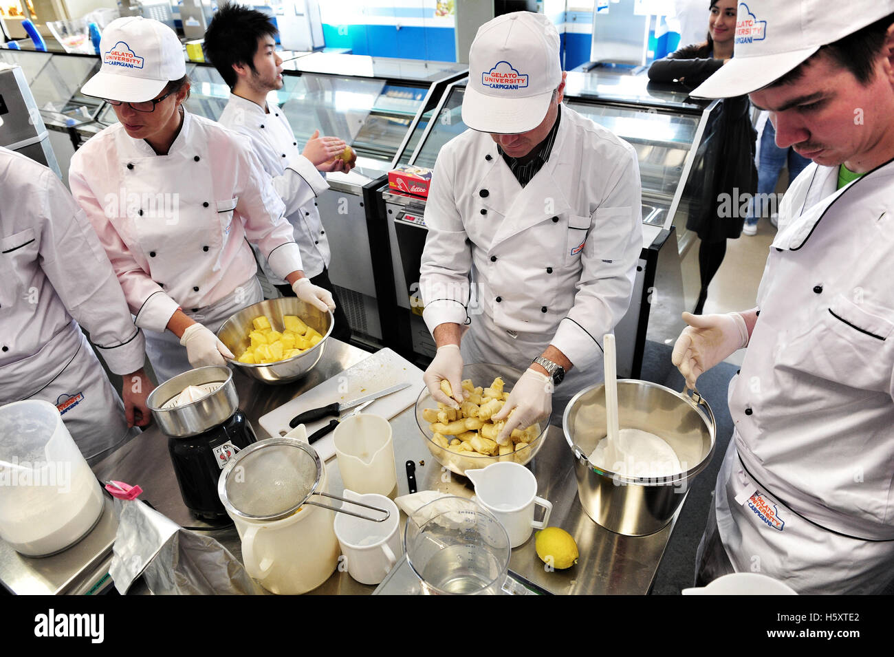 Eine praktische Lektion an der Carpigiani Gelato University in Anzola Emilia, in der Nähe von Bologna, Italien Stockfoto