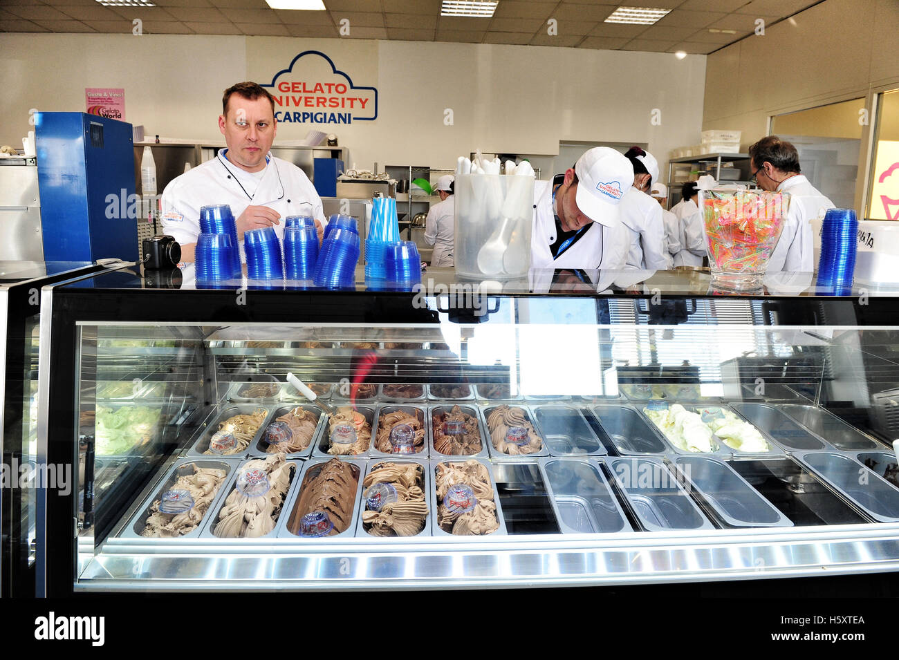 Studenten der Carpigiani Gelato University Line-up am Ende eine praktische Lektion ihre Eis-Projekte in den Kühlschrank stellen. Stockfoto