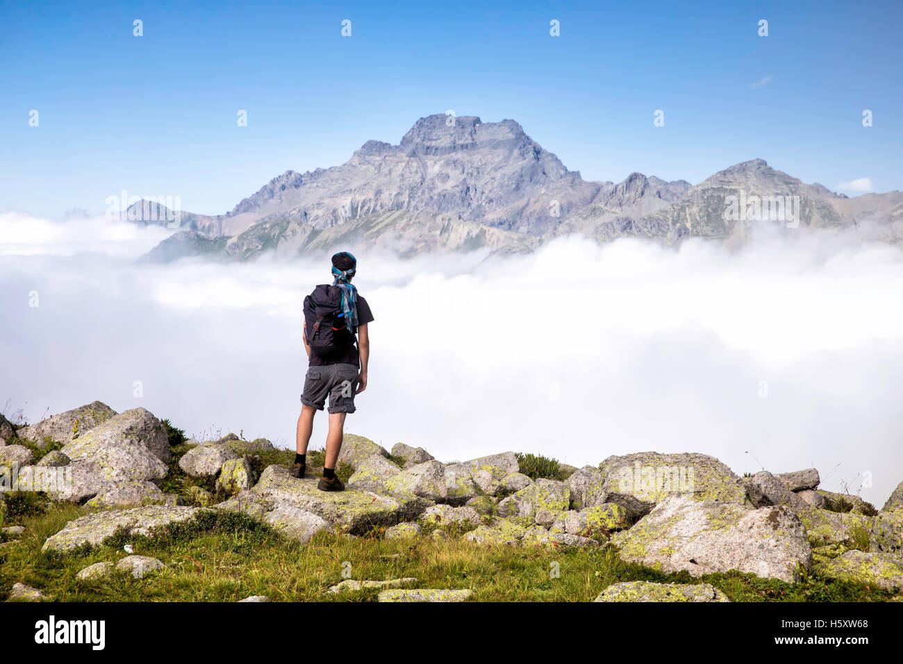 Nicht identifizierte allein Wanderer den nebligen Gipfel eines Hügels zu betrachten. Kaçkar Berge oder einfach Kackars ist ein Berg in Turk Stockfoto