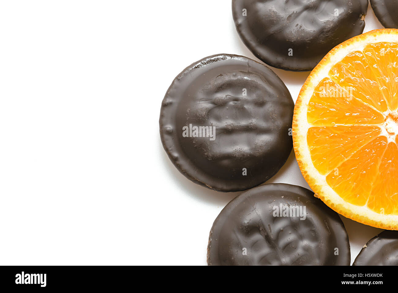 Köstliche Jaffa Kuchen. Cookies mit dunkler Schokolade überzogen und mit Marmelade gefüllt. Stockfoto