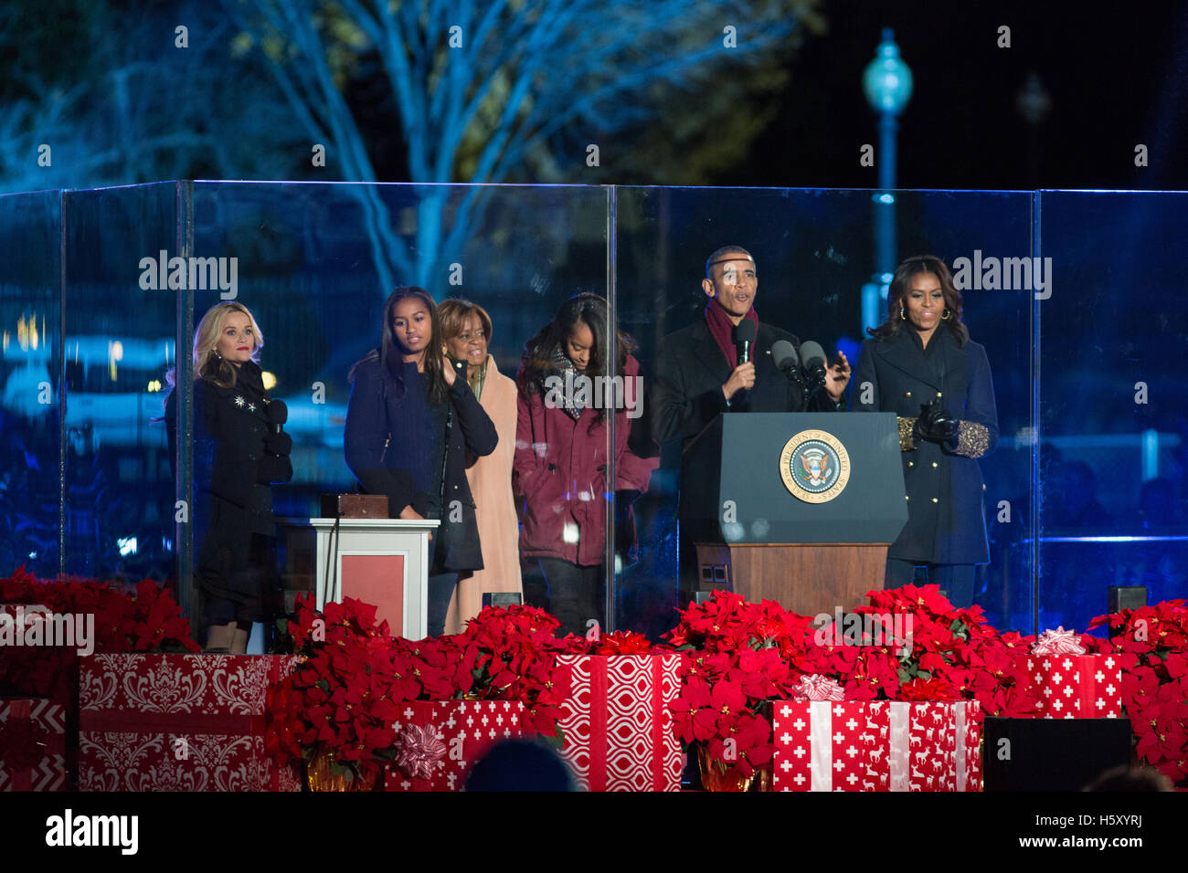 (L-R) Reese Witherspoon und erste Familie Sasha Obama, Marian Robinson (Barack die Schwiegermutter), Malia Obama, US-Präsident Barack Obama und First Lady Michelle Obama bei den 2015 National Christmas Tree Lighting am 3. Dezember 2015 in Washington D.C. Stockfoto