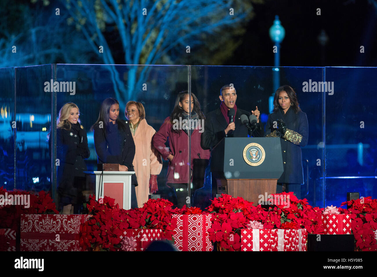 (L-R) Reese Witherspoon und erste Familie Sasha Obama, Marian Robinson (Barack die Schwiegermutter), Malia Obama, US-Präsident Barack Obama und First Lady Michelle Obama bei den 2015 National Christmas Tree Lighting am 3. Dezember 2015 in Washington D.C. Stockfoto