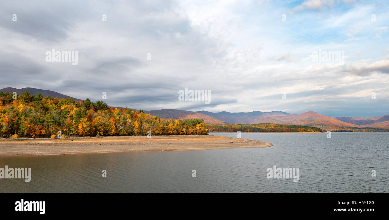 Ashokan Vorratsbehälter mit Herbstfarben und dramatischer Himmel in der Mitte des Hudson Valley. Ein Ziel für Wanderer und ein Haus für die Adler. Stockfoto