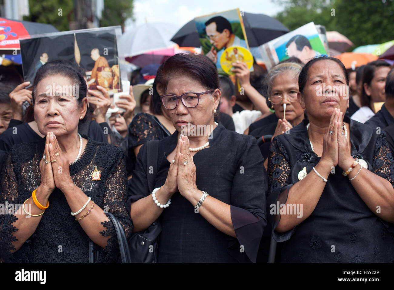 Bangkok-Bewohner-Kleid in schwarz, Trauer über den Tod von König Bhumibol Adulyadej Stockfoto