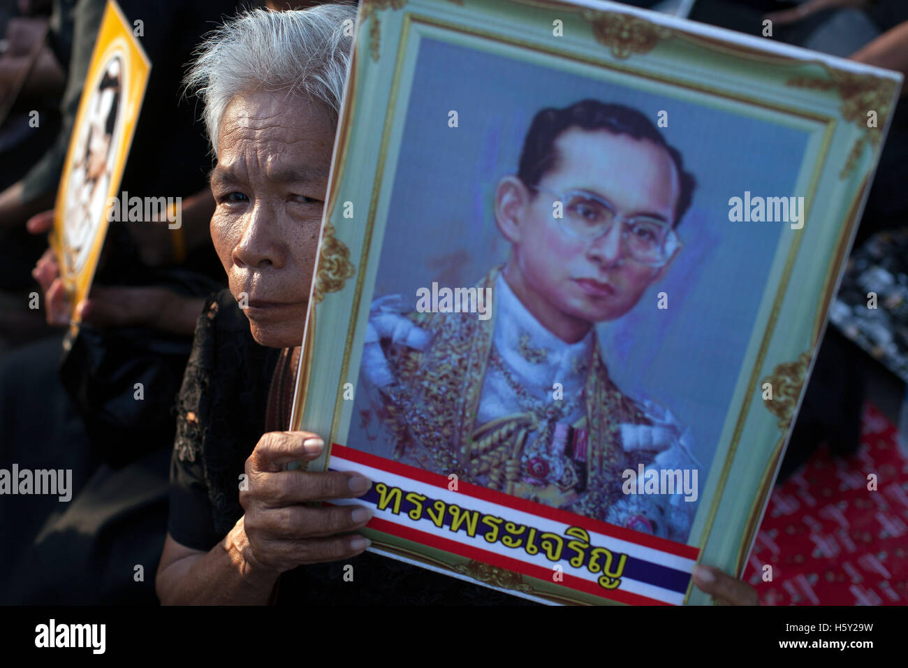 Bangkok-Bewohner-Kleid in schwarz, Trauer über den Tod von König Bhumibol Adulyadej Stockfoto