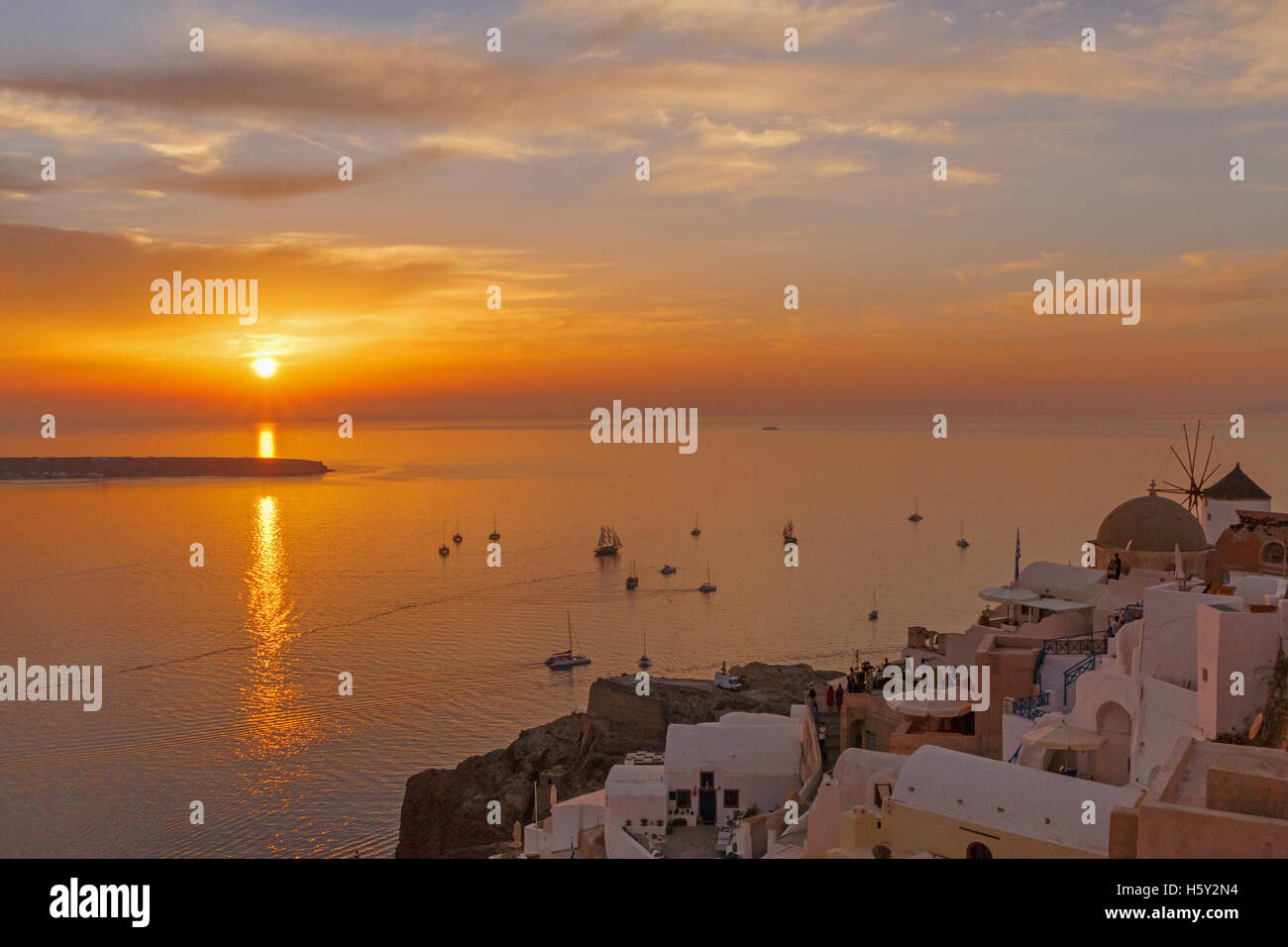 Landschaft mit Sonnenuntergang in Oia auf Santorin Stockfoto