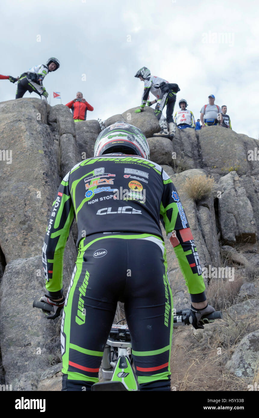 Motorradfahren. Trial Rennen. Spanien-Meisterschaft. Jeroni Fajardo bereit, ein Hindernis, Granit überholen rockt in Valdemanco Stockfoto