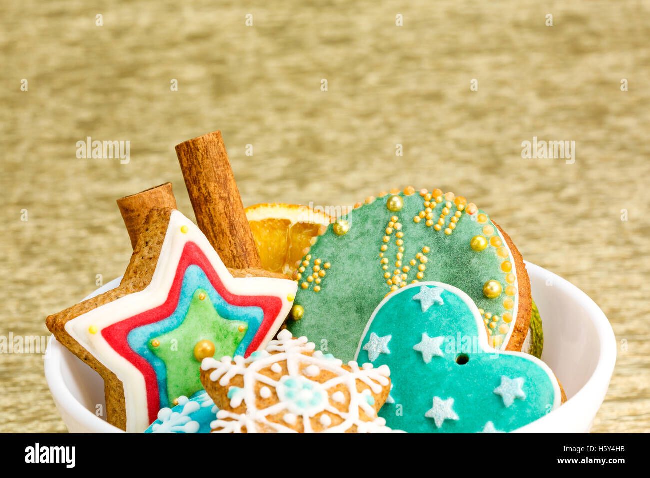 Lebkuchen und Gewürzen über Goldgrund closeup Stockfoto