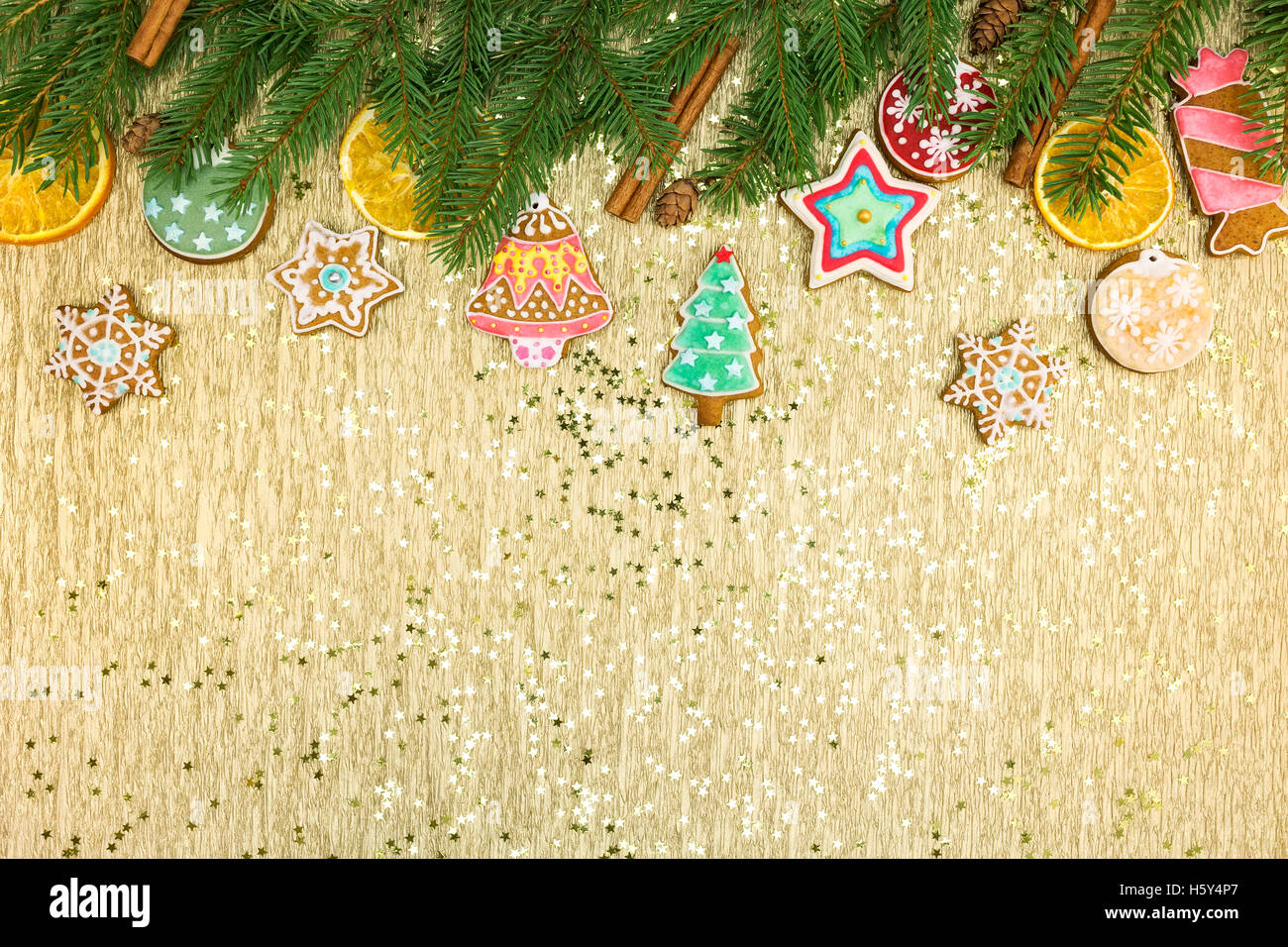Weihnachten gold festlichen Hintergrund mit Tanne Äste und Lebkuchen Stockfoto