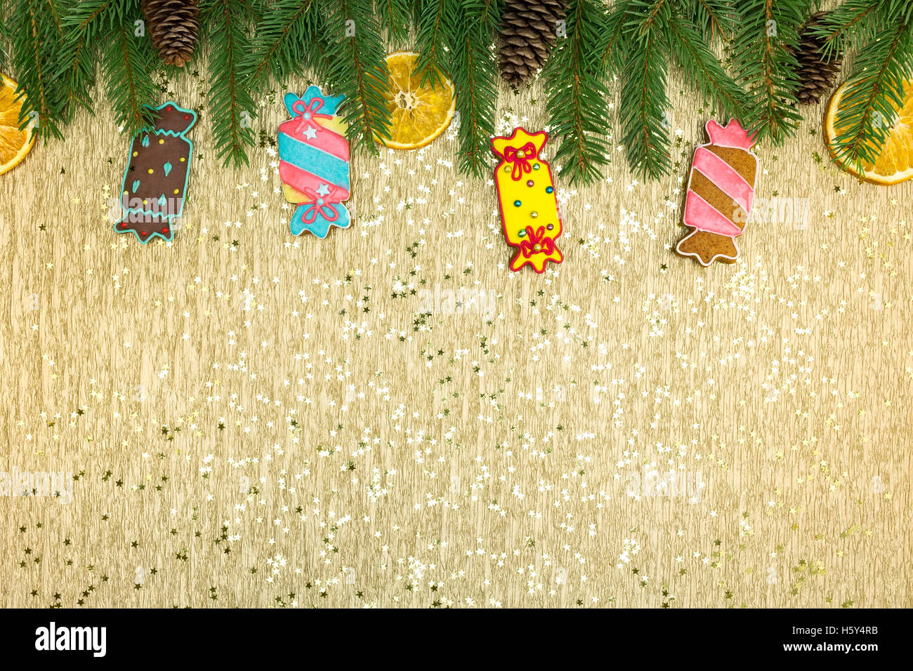 Tanne Äste und Lebkuchen Weihnachten Süßigkeiten geformte Cookies auf Goldgrund Stockfoto
