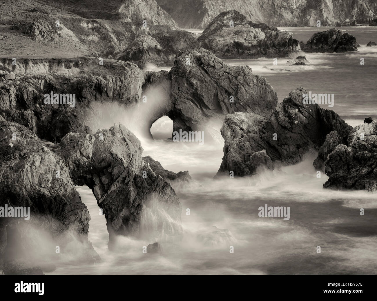 Bögen und Wellen am Big Sur Küste, California Stockfoto