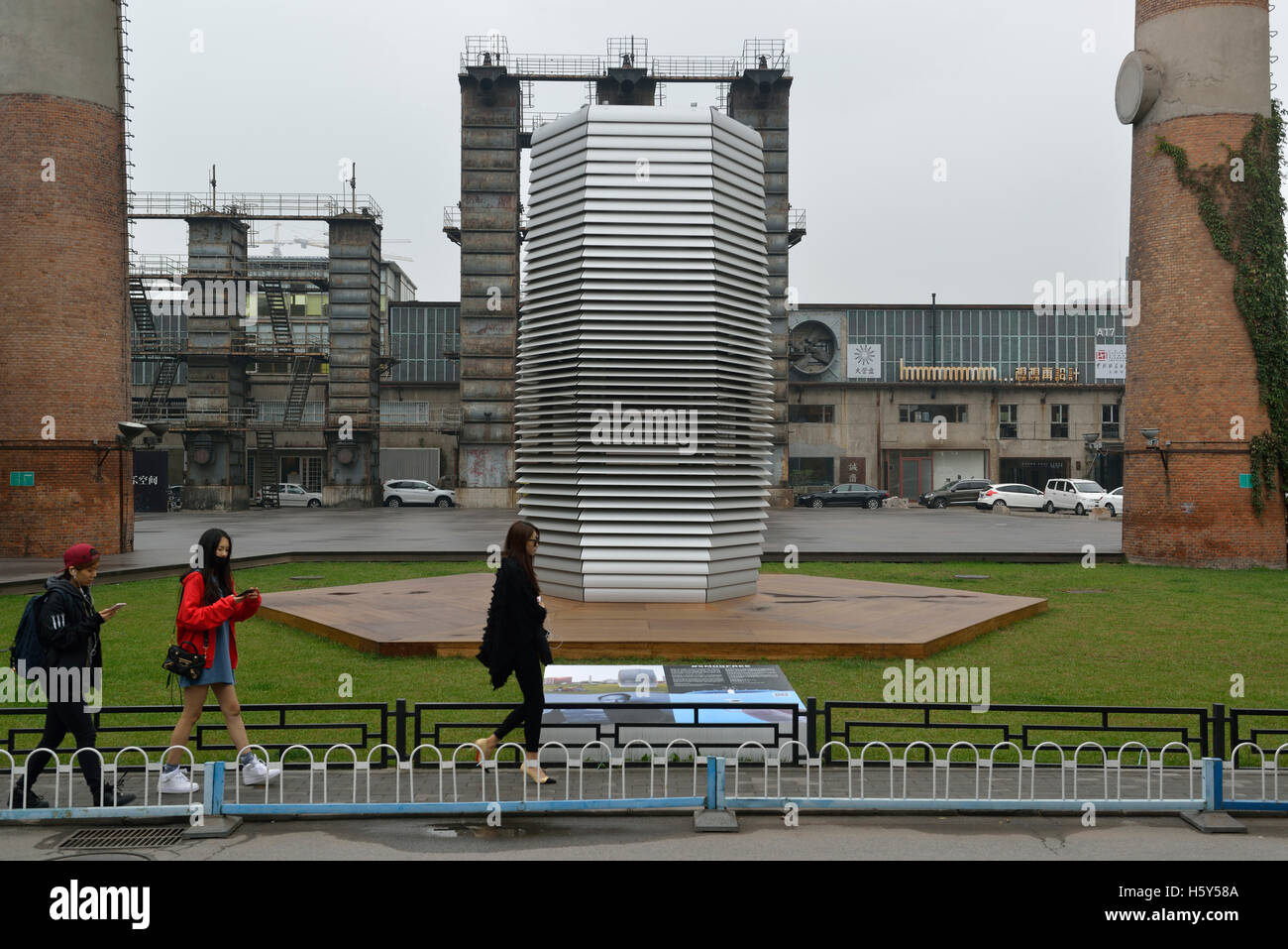 Der Smog freie Turm erstellt von niederländischen Designer Daan Roosegaarde und sein Team steht bei 751D. Park in Peking, China. Stockfoto