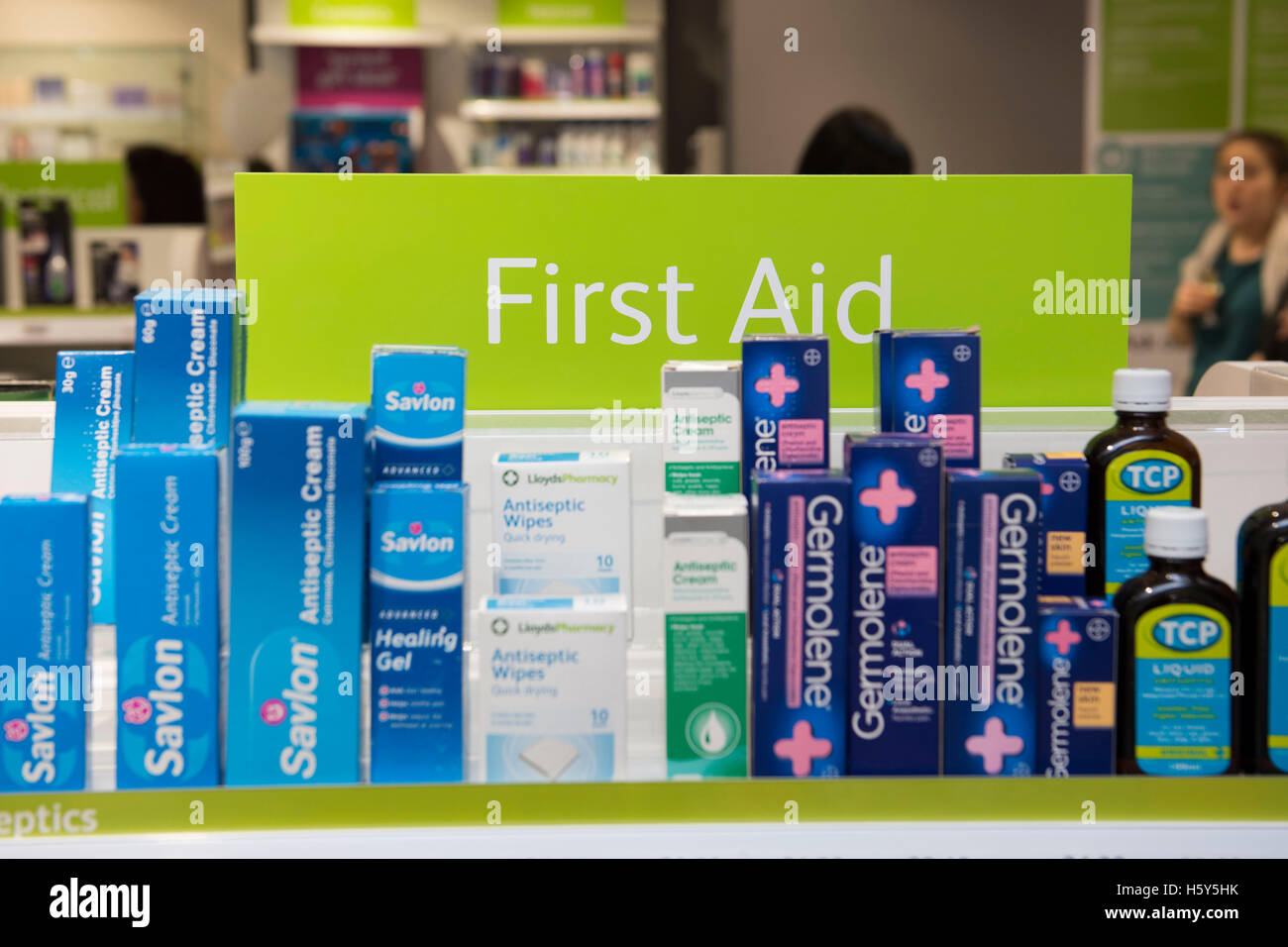Erste Hilfe liefert für den Verkauf auf einem Regal in einem Chemiker-Shop. Stockfoto