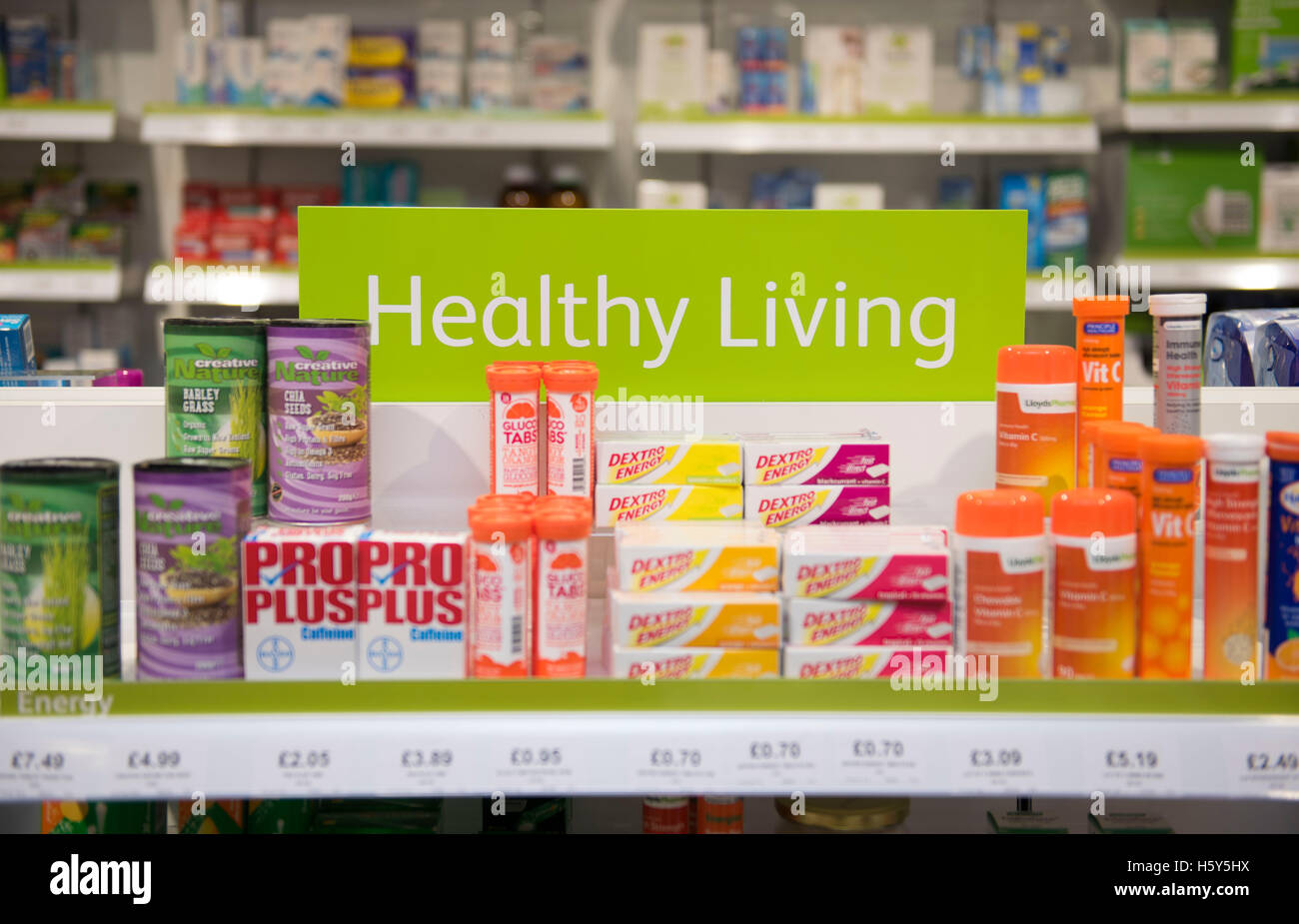 Wohngesundheit Lebertran Fischöl auf Anzeige Verkauf auf einem Regal in einem Apotheker-Shop. Stockfoto