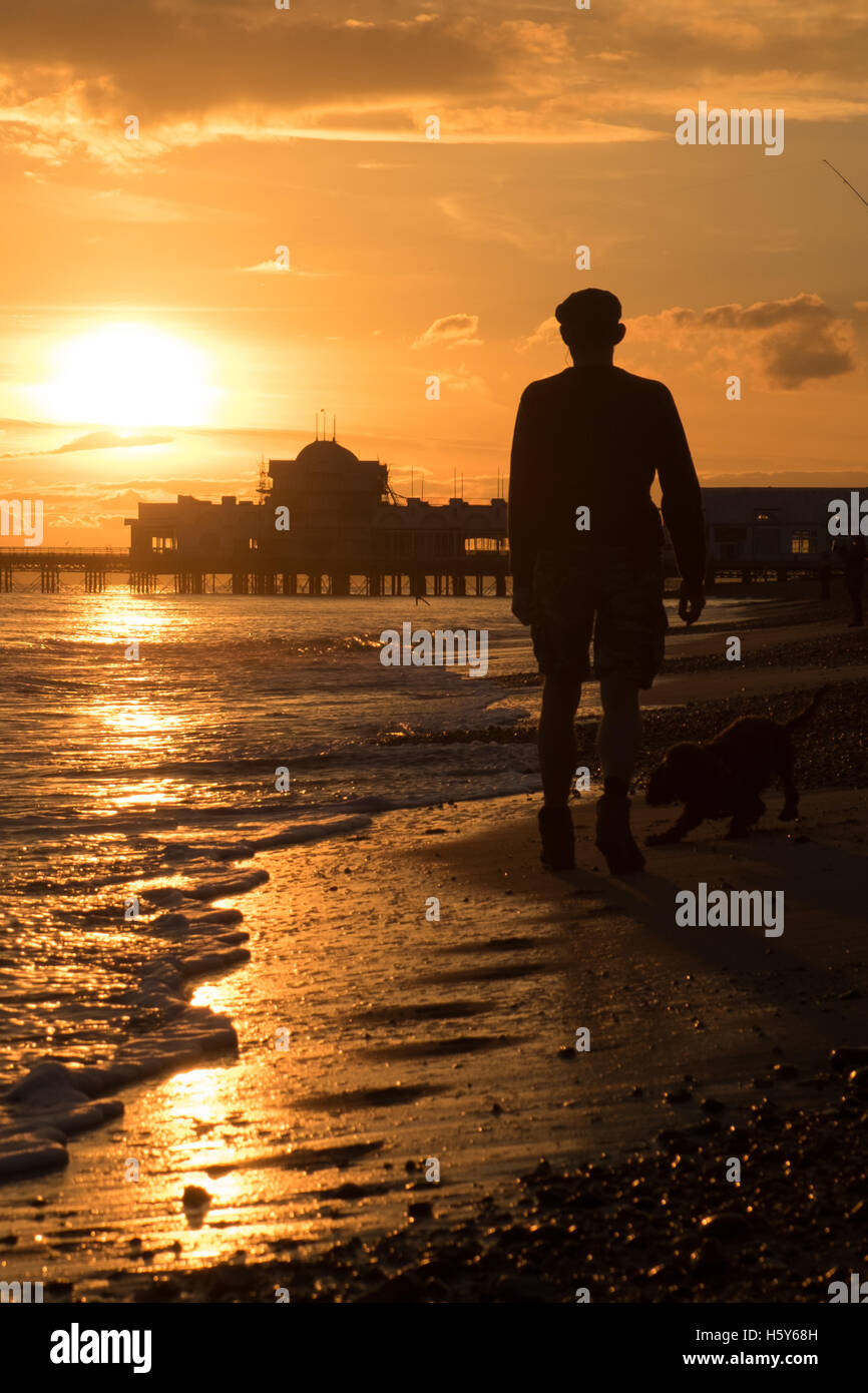 Sonnenuntergang über South Parade Pier in Fareham, Großbritannien Stockfoto