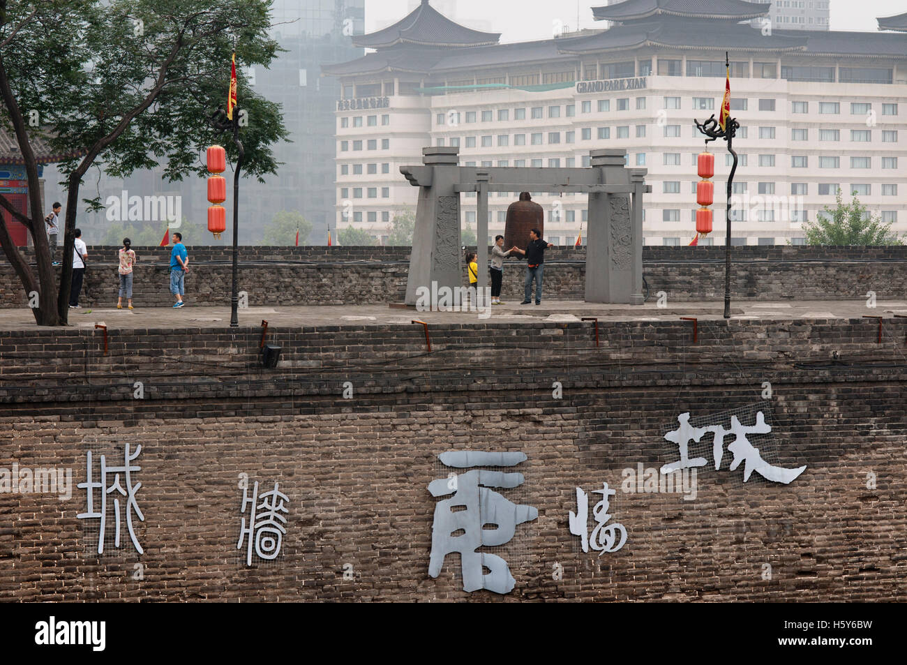 Große Glocke am Südtor, auf der großen Stadtmauer, Xian, Provinz Shaanxi, China Stockfoto