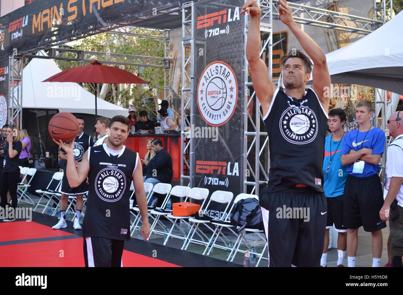 (L-R) Jerry Ferrara und Josh Duhamel bei der 2015 Nike Basketball 3ON3 Turnier in L.A. Live in Los Angeles am 7. August 2015 Stockfoto