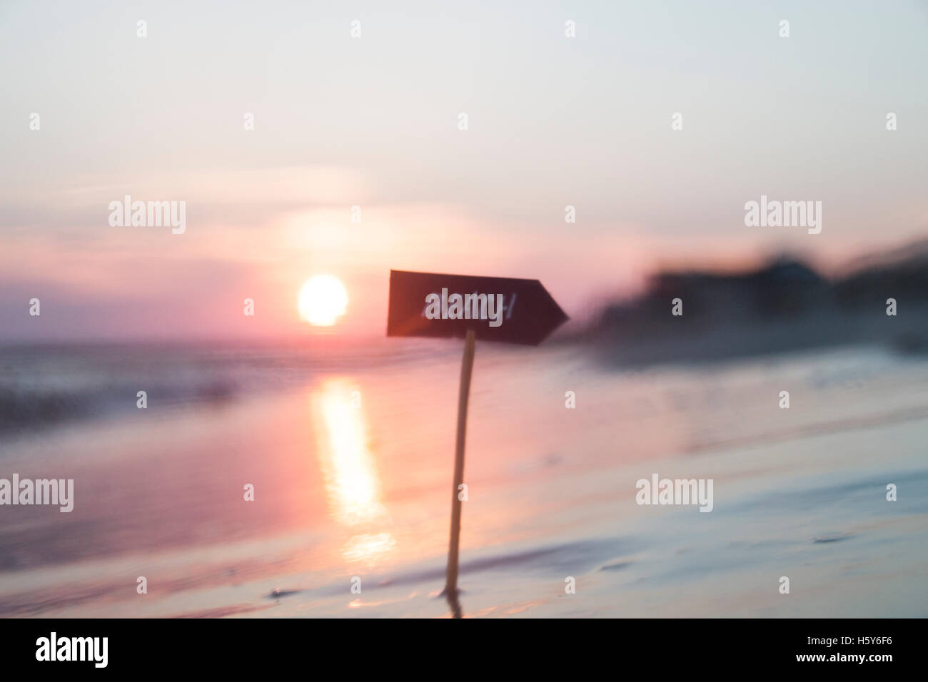 Strände Resorts Idee, Sonnenuntergang, verschwommenes Foto für den Hintergrund Stockfoto