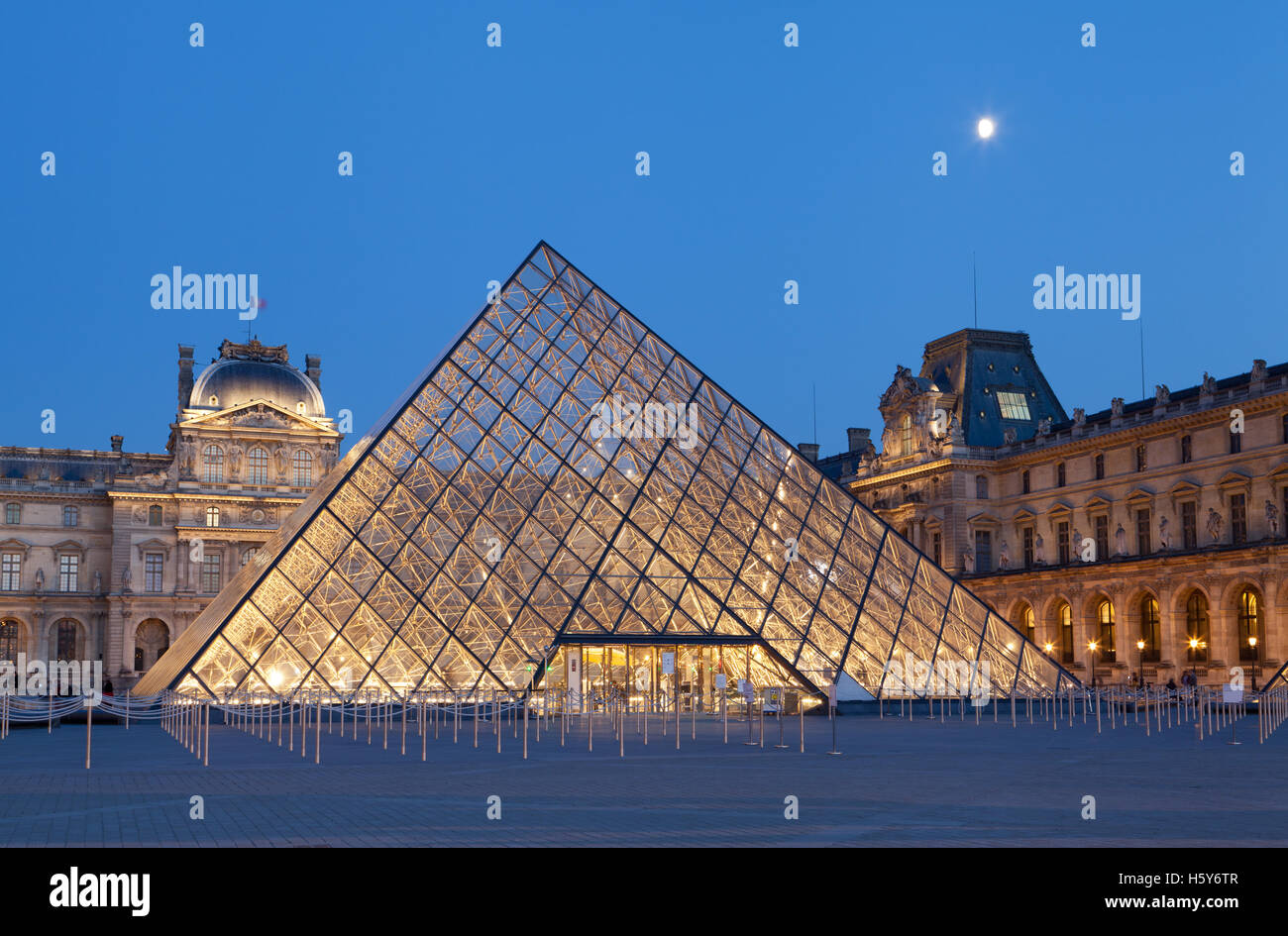 Das Louvre Museum und Pyramide, Paris, Frankreich. Stockfoto