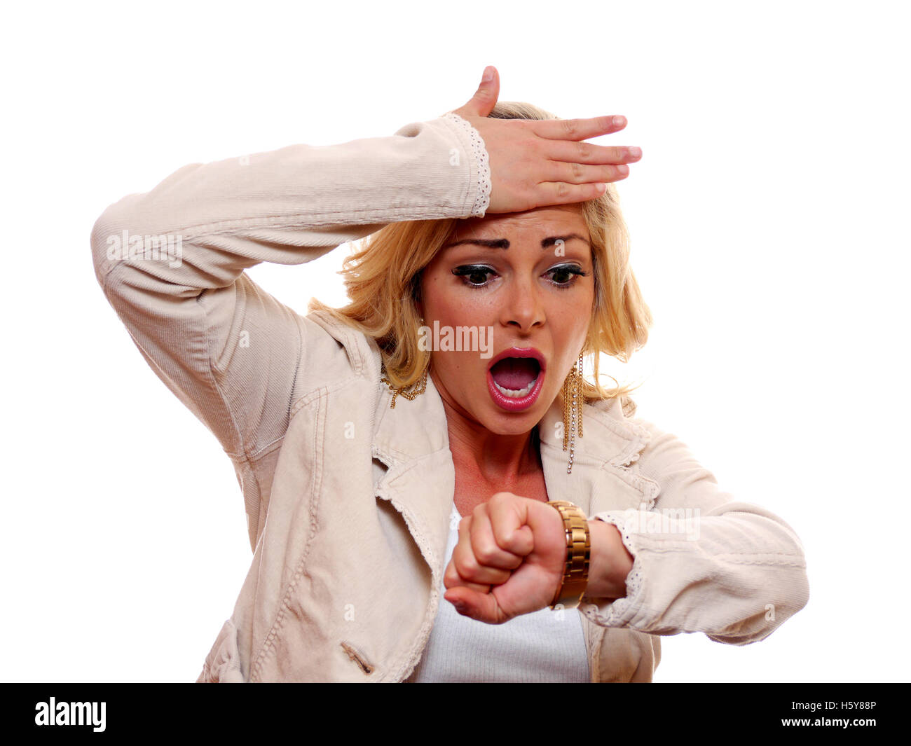 Eine attraktive blonde Frau ist überrascht, wenn sie auf ihre Uhr schaut. Stockfoto