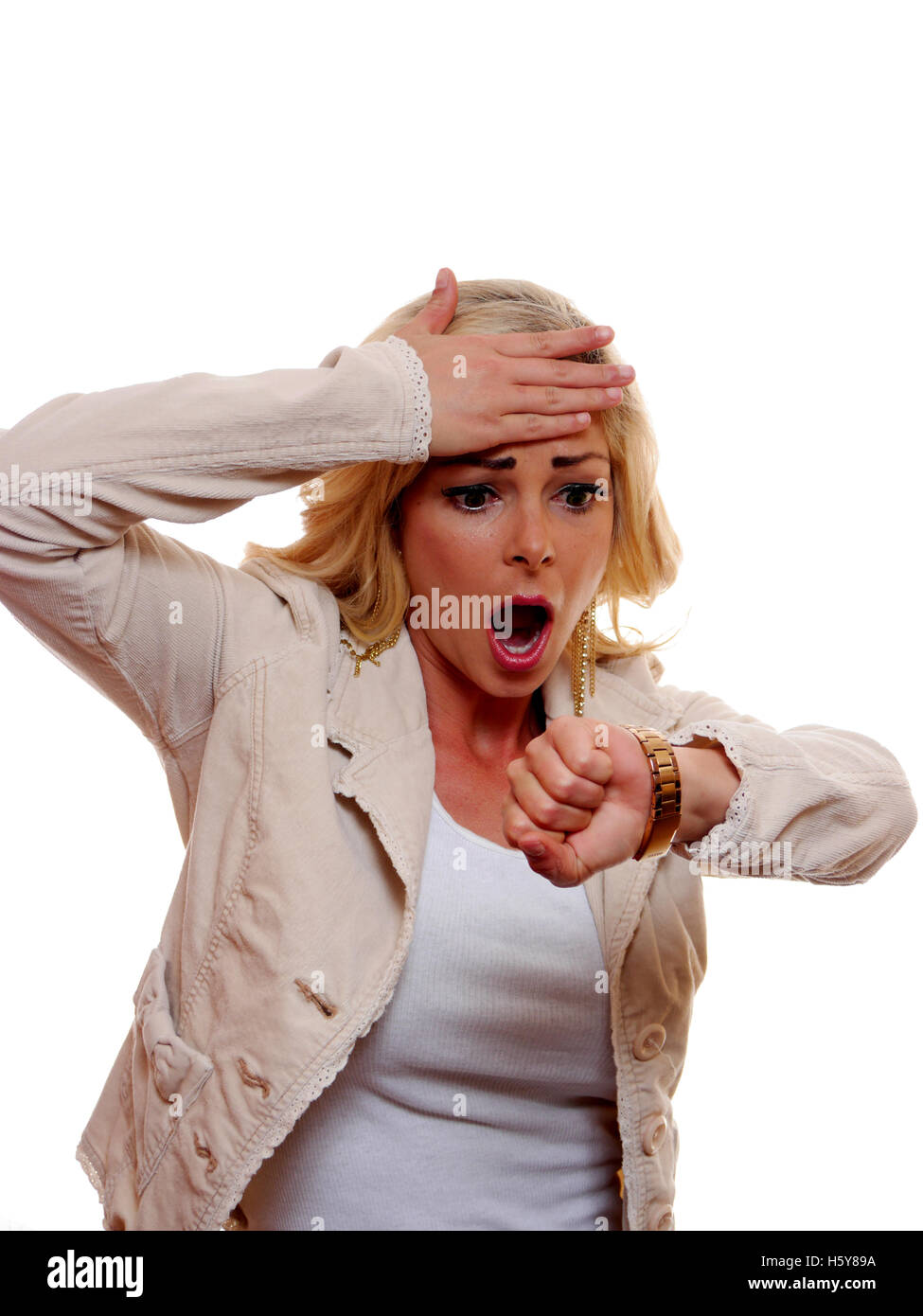 Eine Frau ist schockiert, wenn sie auf ihre Uhr schaut. Stockfoto