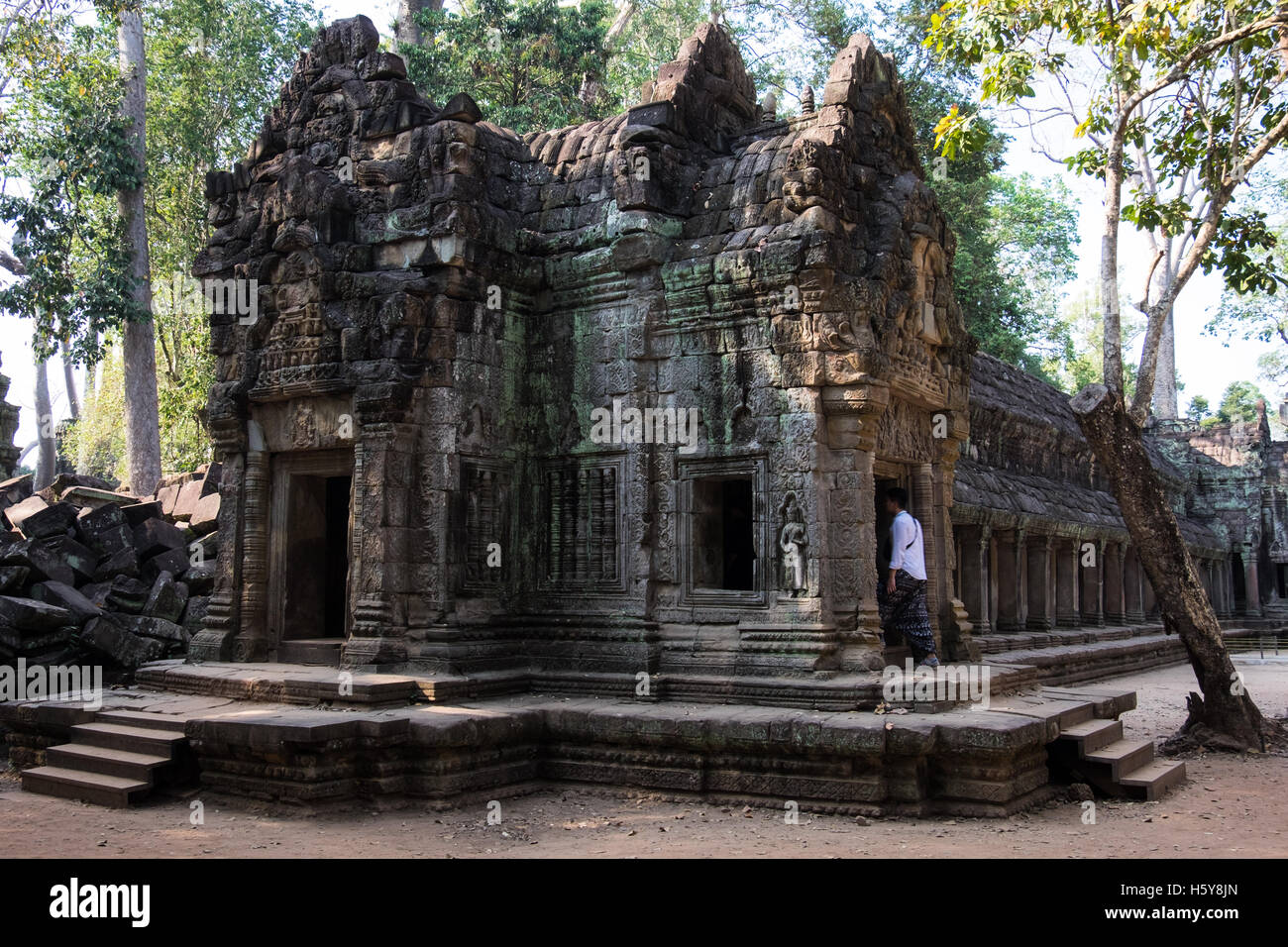 Menschen die Erkundung der Gebäude in Ta Prohm Tempel, Kambodscha Stockfoto