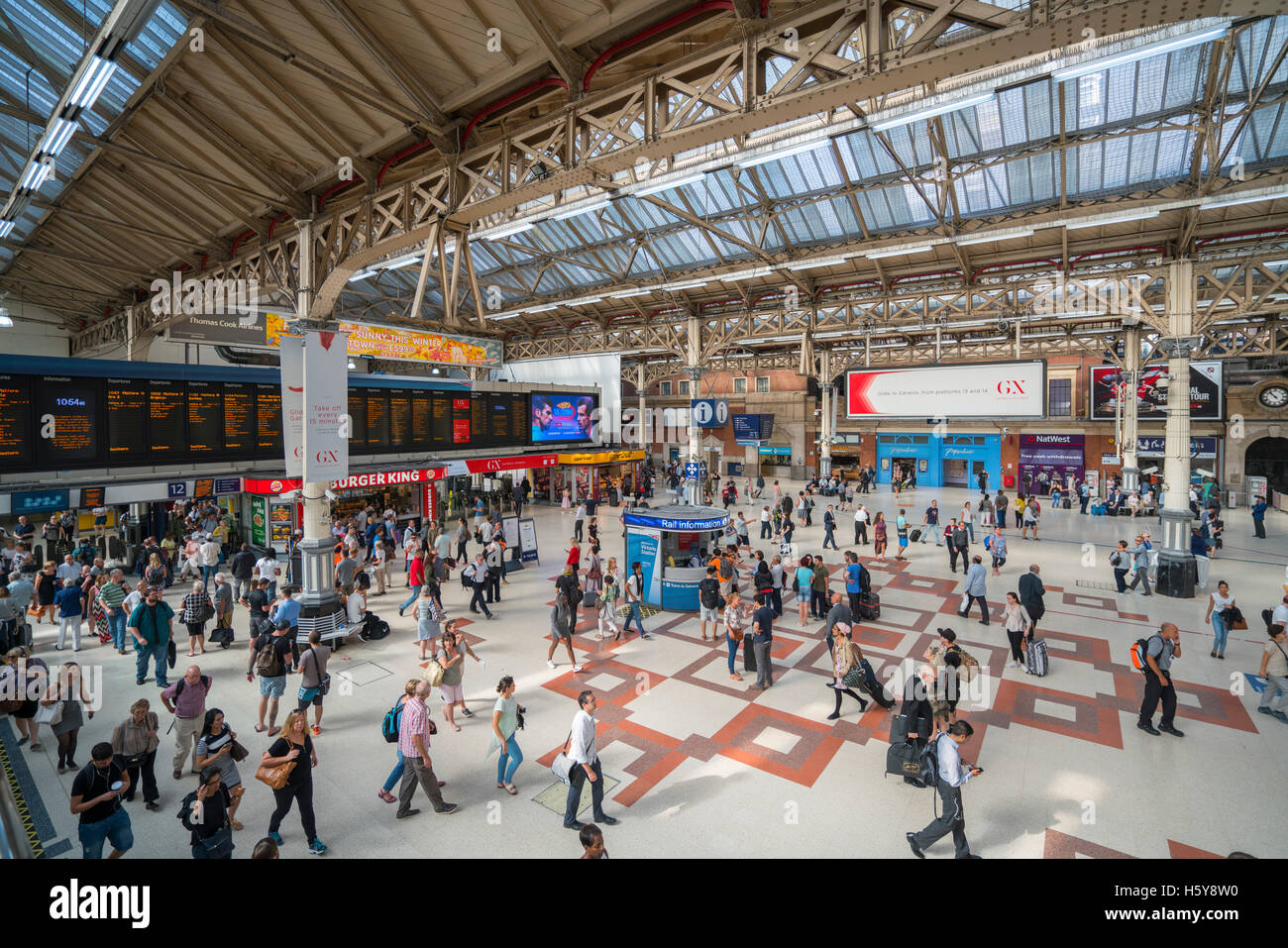 Weitwinkel-Blick auf Victoria Station Lobby London Stockfoto