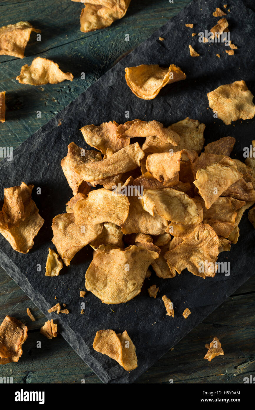 Bio gebackener Sellerie-Chips mit Meersalz Stockfoto