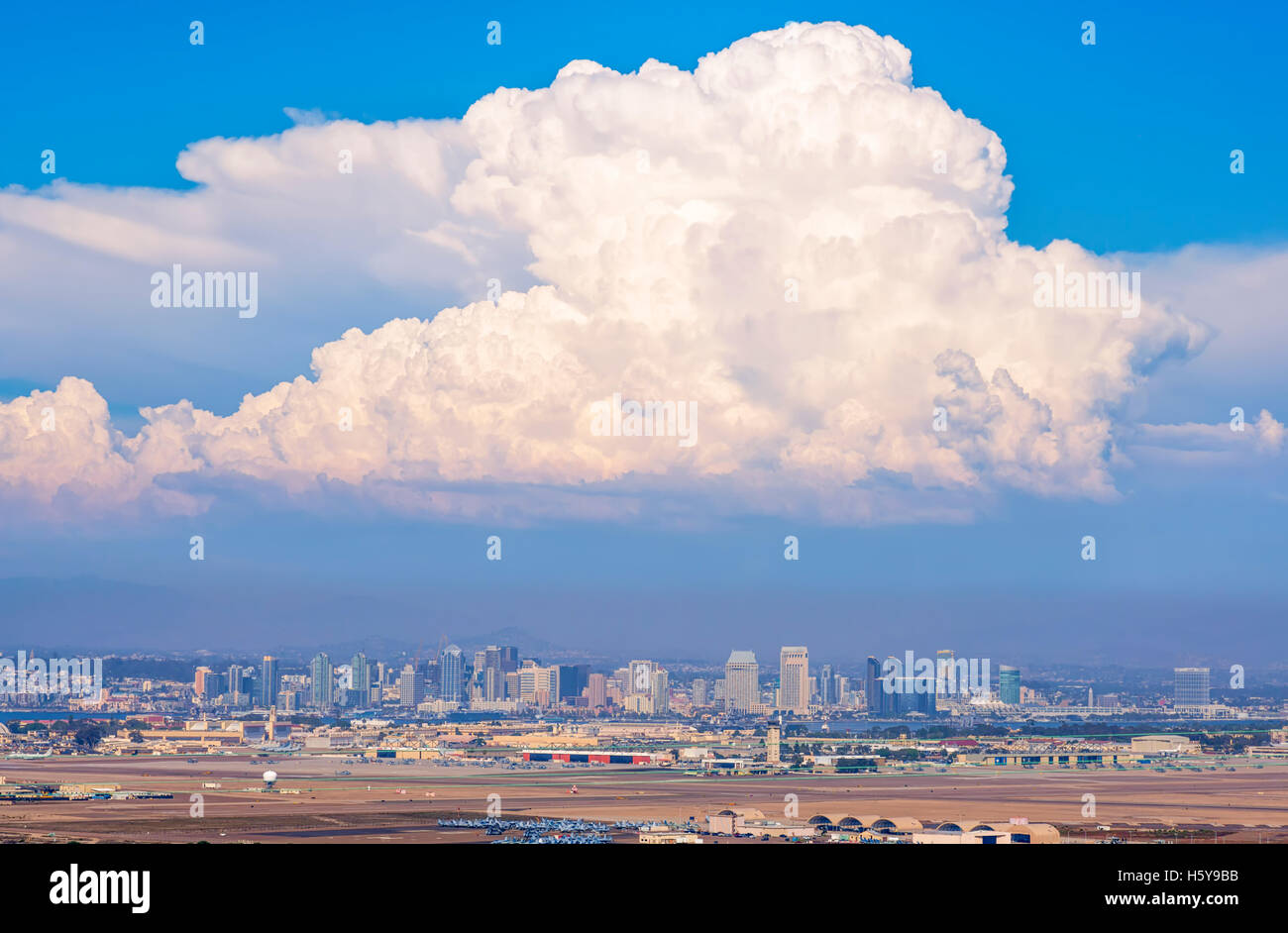 Skyline von San Diego, Gewitterwolken. San Diego, California, Vereinigte Staaten von Amerika. Stockfoto
