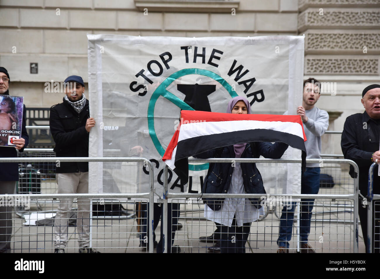 Foreign and Commonwealth Office, London, UK. 21. Oktober 2016. Demonstranten von der Haltestelle der Kriegskoalition inszenieren einen protest Stockfoto