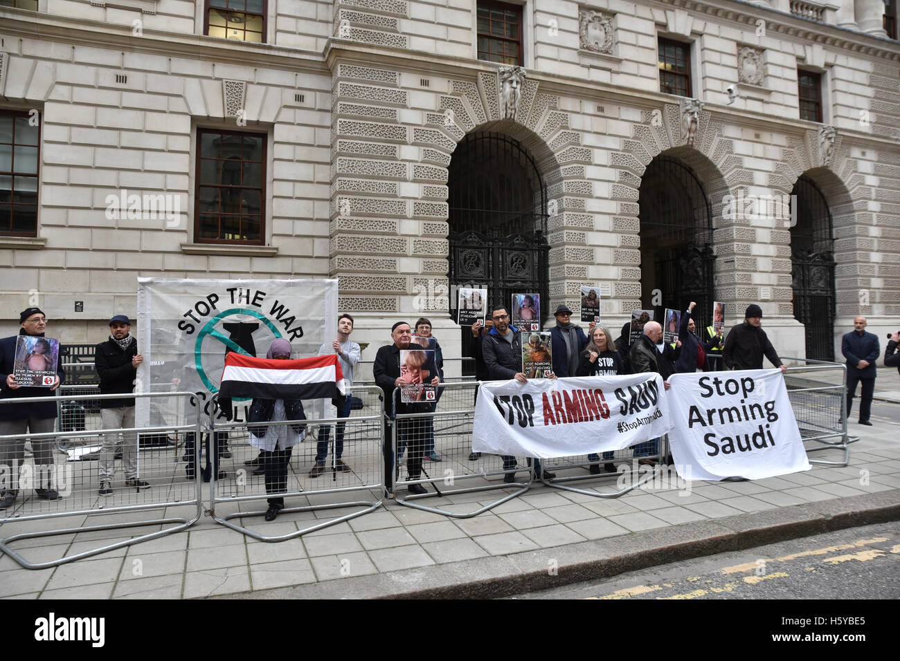 Foreign and Commonwealth Office, London, UK. 21. Oktober 2016. Demonstranten von der Haltestelle der Kriegskoalition inszenieren einen protest Stockfoto