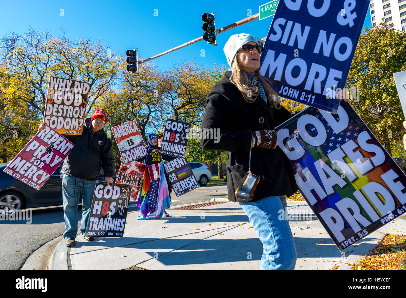 Chicago, USA. 21. Oktober 2016. Westboro Babtist Church Demonstranten vor Weiss Erinnerungskrankenhaus Zentrum für Gender-Bestätigung-Chirurgie in Uptown Nachbarschaft in Chicago. 21.10.16 Kredit: Peter Serocki/Alamy Live-Nachrichten Stockfoto