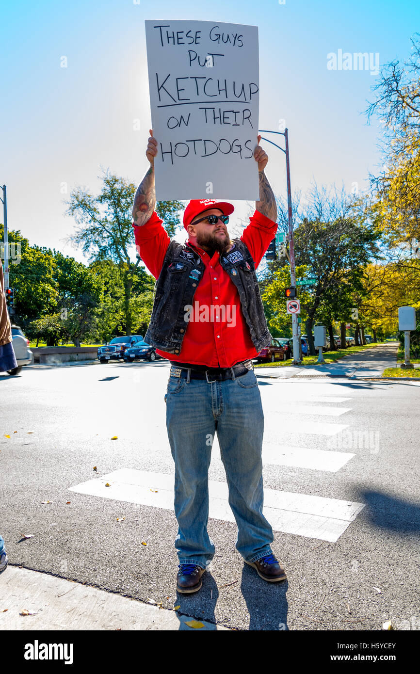 Chicago, USA. 21. Oktober 2016. Counter Demonstrant mit "put These Guys Ketchup auf ihre Hotdogs" unterzeichnen vor Weiss Memorial Hospital Center für Gender Bestätigung Chirurgie in Uptown Nachbarschaft in Chicago. 21.10.16 Kredit: Peter Serocki/Alamy Live-Nachrichten Stockfoto