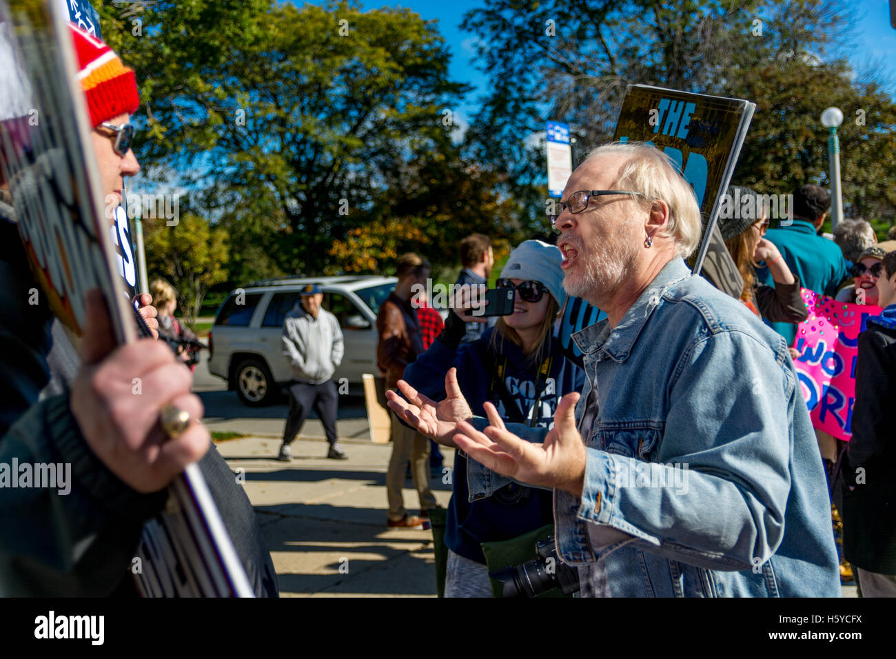 Chicago, USA. 21. Oktober 2016. Counter Demonstrant vor Weiss Erinnerungskrankenhaus Zentrum für Gender-Bestätigung-Chirurgie in Uptown Nachbarschaft in Chicago. 21.10.16 Kredit: Peter Serocki/Alamy Live-Nachrichten Stockfoto