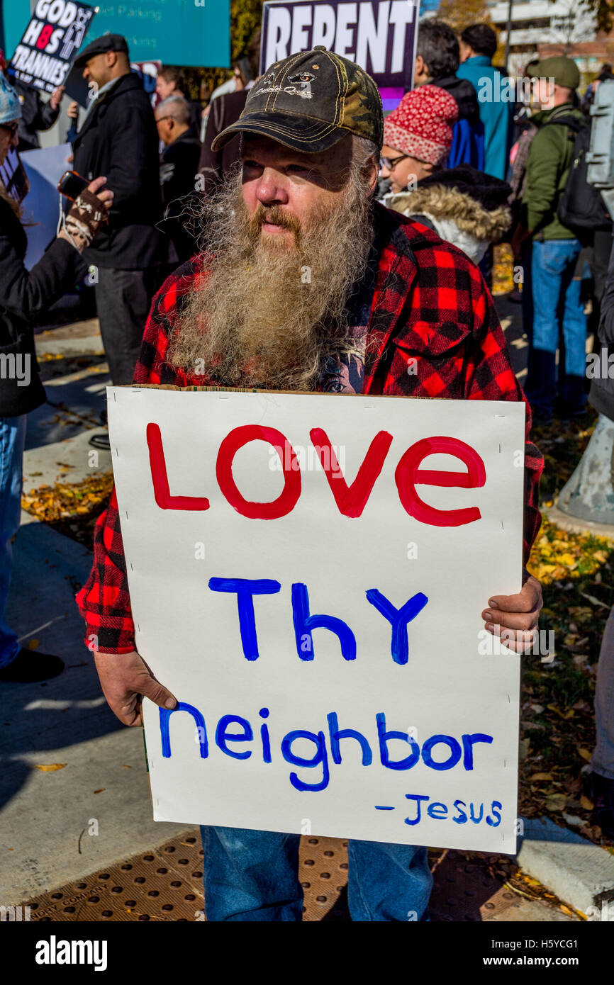 Chicago, USA. 21. Oktober 2016. Counter Demonstrant mit "Liebe deinen nächsten" unterzeichnen vor Weiss Memorial Hospital Center für Gender Bestätigung Chirurgie in Uptown Nachbarschaft in Chicago. 21.10.16 Kredit: Peter Serocki/Alamy Live-Nachrichten Stockfoto