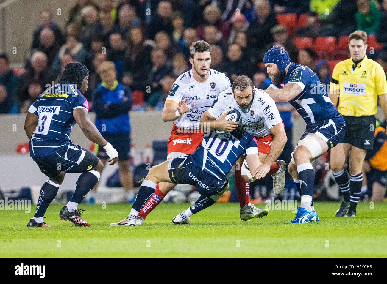 AJ-Bell-Stadion, Salford, UK. 21. Oktober 2016. European Champions Cup Rugby. Sale Sharks gegen Toulon. Toulon-Flanker Mamuka Gorgodze von Sale Sharks beseitigt ist Zentrum Sam James. Bildnachweis: Aktion Plus Sport/Alamy Live-Nachrichten Stockfoto