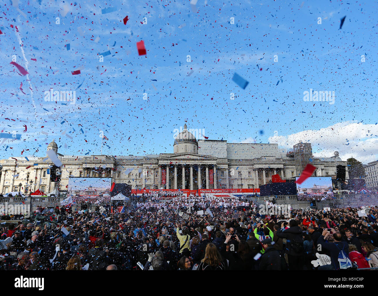 Trafalgar Square, London, UK. 18. Oktober 2016. London-Team GB Helden kehren zurück. Rot, weiß und blau Tickerband füllt den Himmel am Ende der Parade © Action Plus Sport/Alamy Live News Stockfoto