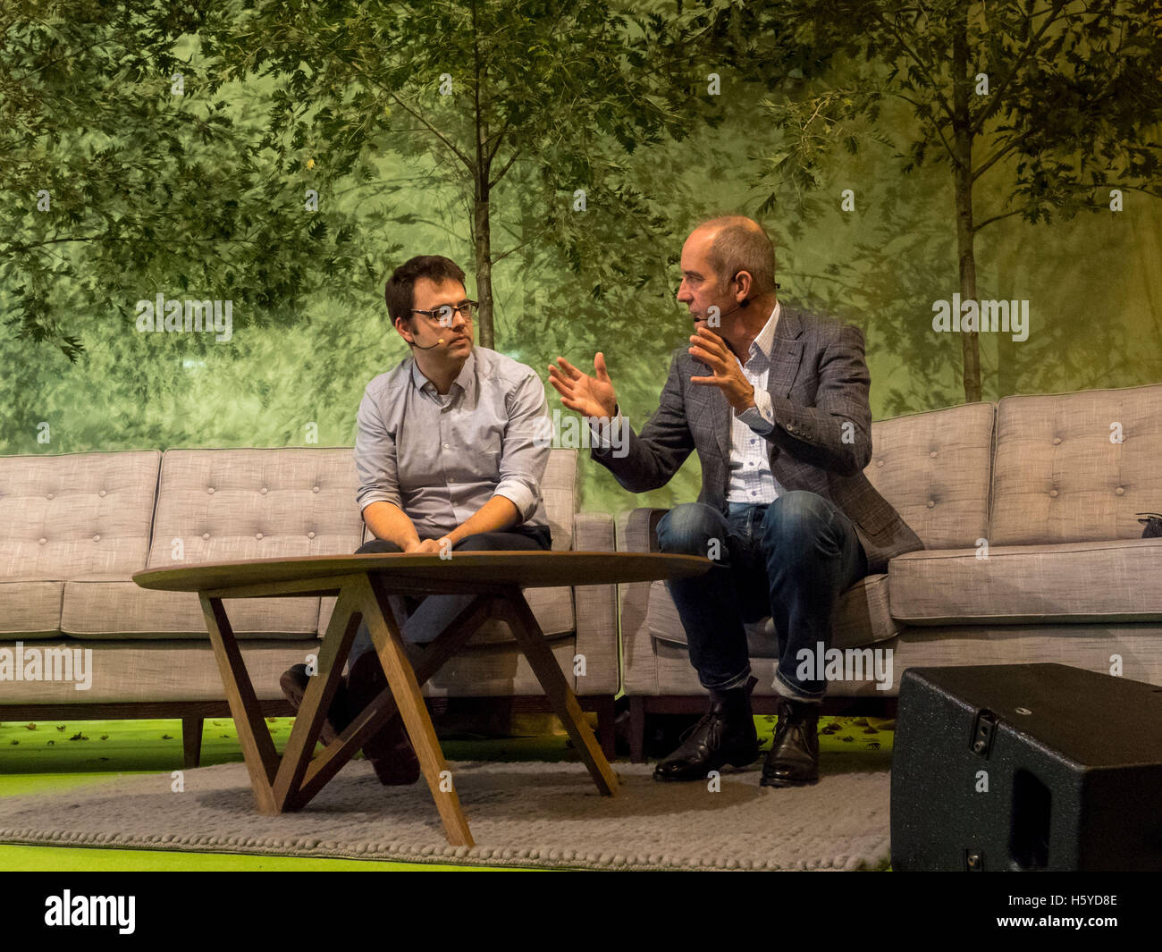 Birmingham, Vereinigtes Königreich. 21. Oktober 2016. Kevin McCloud, Moderatorin der Grand Designs, Interviews Architekt Matt White vor live-Publikum im Rahmen der Ausstellung Grand Designs Live. Die Show bietet den Besuchern eine einmalige Gelegenheit zu sehen, die neuesten Trends für das Haus sowie viele Produkte, die noch nie zuvor gesehen. Basierend auf der Channel 4 TV-Serie und präsentiert von Design-Guru Kevin McCloud, die Veranstaltung ist voll gepackt mit über 500 Ausstellern und läuft bis zum 23. Oktober 2016. Foto Bailey-Cooper Fotografie/Alamy Live-Nachrichten Stockfoto