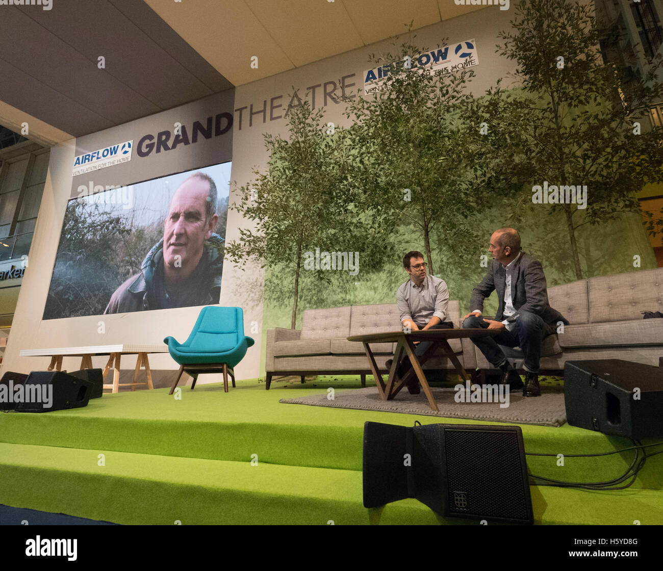 Birmingham, Vereinigtes Königreich. 21. Oktober 2016. Kevin McCloud, Moderatorin der Grand Designs, Interviews Architekt Matt White vor live-Publikum im Rahmen der Ausstellung Grand Designs Live. Die Show bietet den Besuchern eine einmalige Gelegenheit zu sehen, die neuesten Trends für das Haus sowie viele Produkte, die noch nie zuvor gesehen. Basierend auf der Channel 4 TV-Serie und präsentiert von Design-Guru Kevin McCloud, die Veranstaltung ist voll gepackt mit über 500 Ausstellern und läuft bis zum 23. Oktober 2016. Foto Bailey-Cooper Fotografie/Alamy Live-Nachrichten Stockfoto