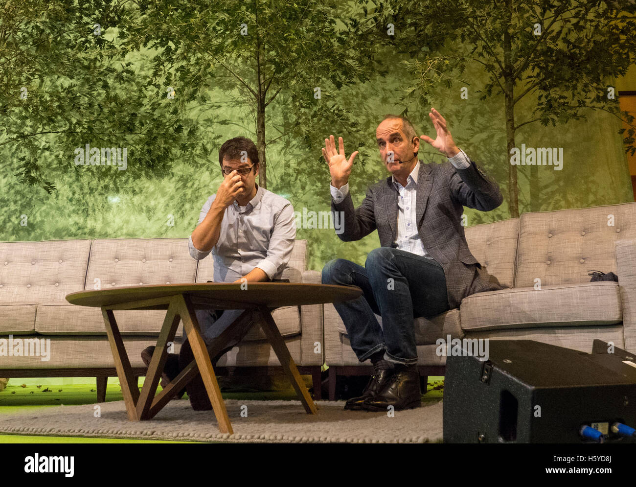 Birmingham, Vereinigtes Königreich. 21. Oktober 2016. Kevin McCloud, Moderatorin der Grand Designs, Interviews Architekt Matt White vor live-Publikum im Rahmen der Ausstellung Grand Designs Live. Die Show bietet den Besuchern eine einmalige Gelegenheit zu sehen, die neuesten Trends für das Haus sowie viele Produkte, die noch nie zuvor gesehen. Basierend auf der Channel 4 TV-Serie und präsentiert von Design-Guru Kevin McCloud, die Veranstaltung ist voll gepackt mit über 500 Ausstellern und läuft bis zum 23. Oktober 2016. Foto Bailey-Cooper Fotografie/Alamy Live-Nachrichten Stockfoto